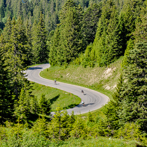 Abfahrt auf den Strassen der Route des Grandes Alpes mit dem Rennrad