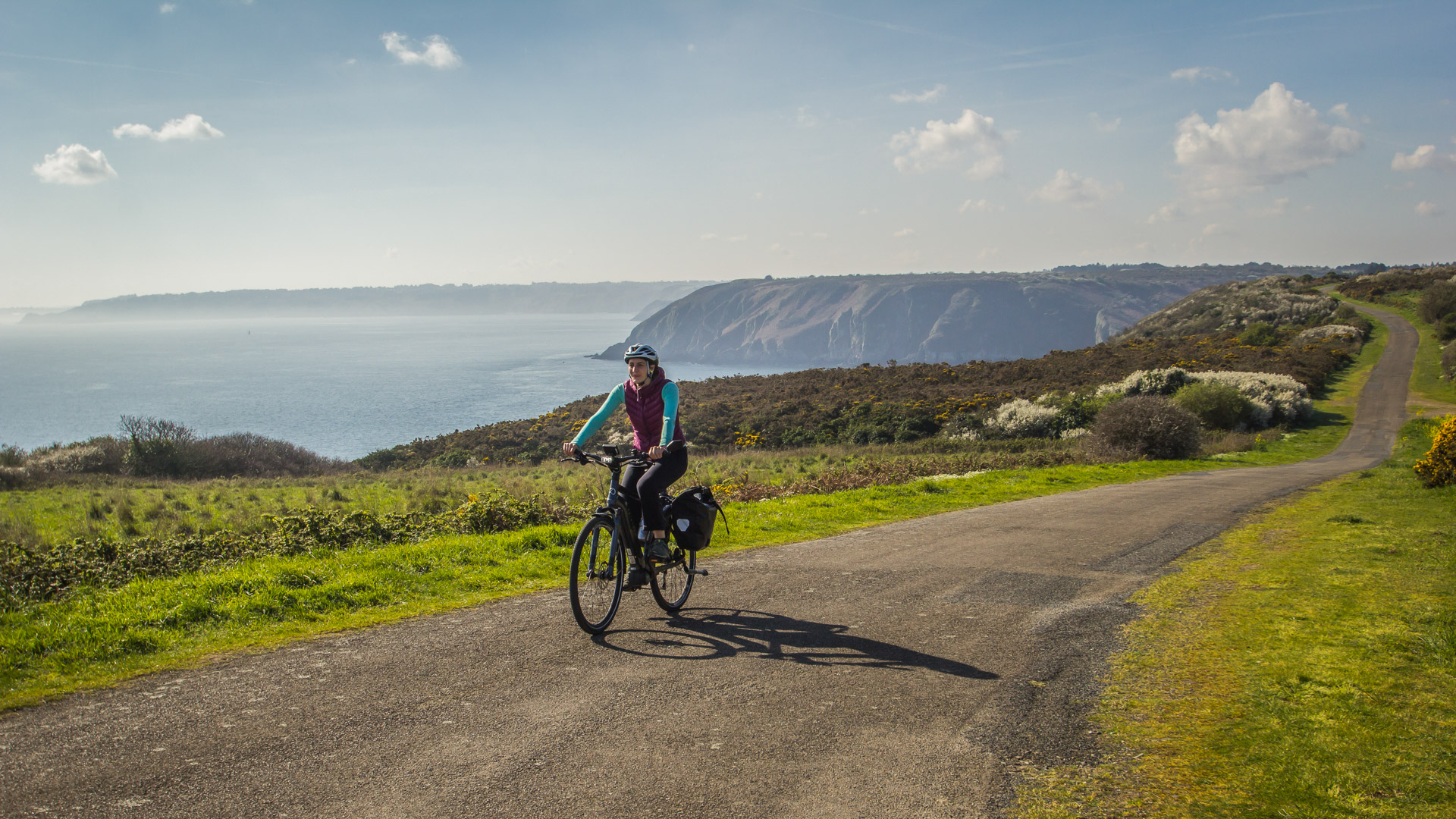 Radfahren mit Blick auf die felsige Küste und das weite Meer