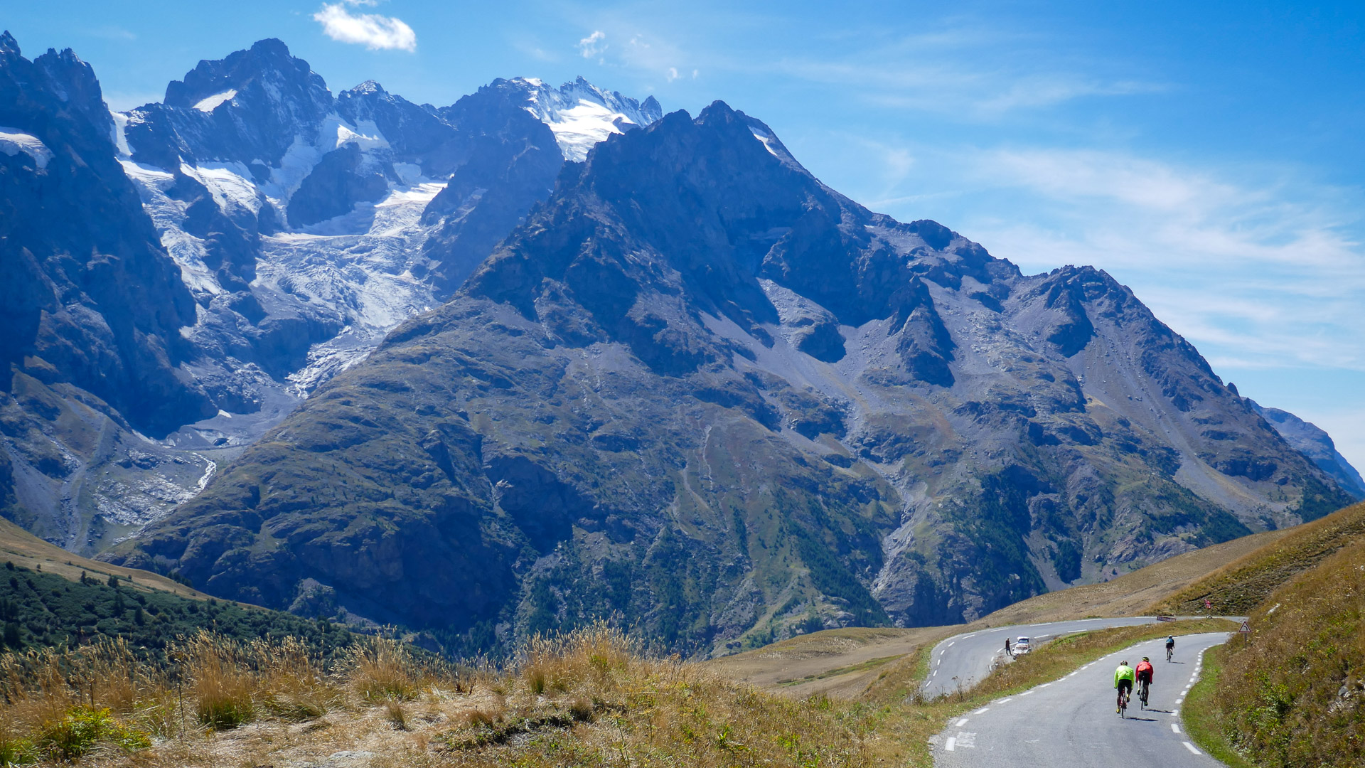 In der rasenden Abfahrt vom Col du Galibier mit Blick auf die Meije und das Ecrins-Massiv