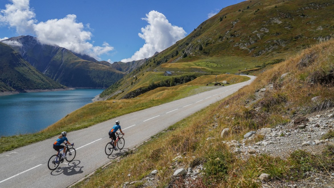 Die Abfahrt vom Glandon ins Oisans-Tal, vorbei am Staudamm von Grandmaison.