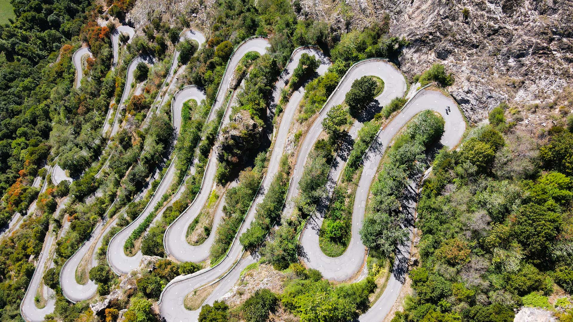 Die kleine, ruhige Straße der Lacets de Montvernier.