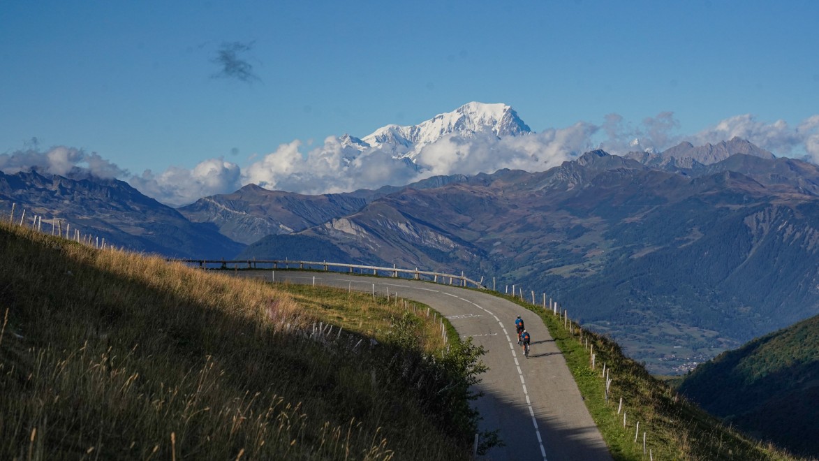 Im Hintergrund der Mont Blanc, herrliche Aussicht vom Aufstieg zum Col de la Madeleine.