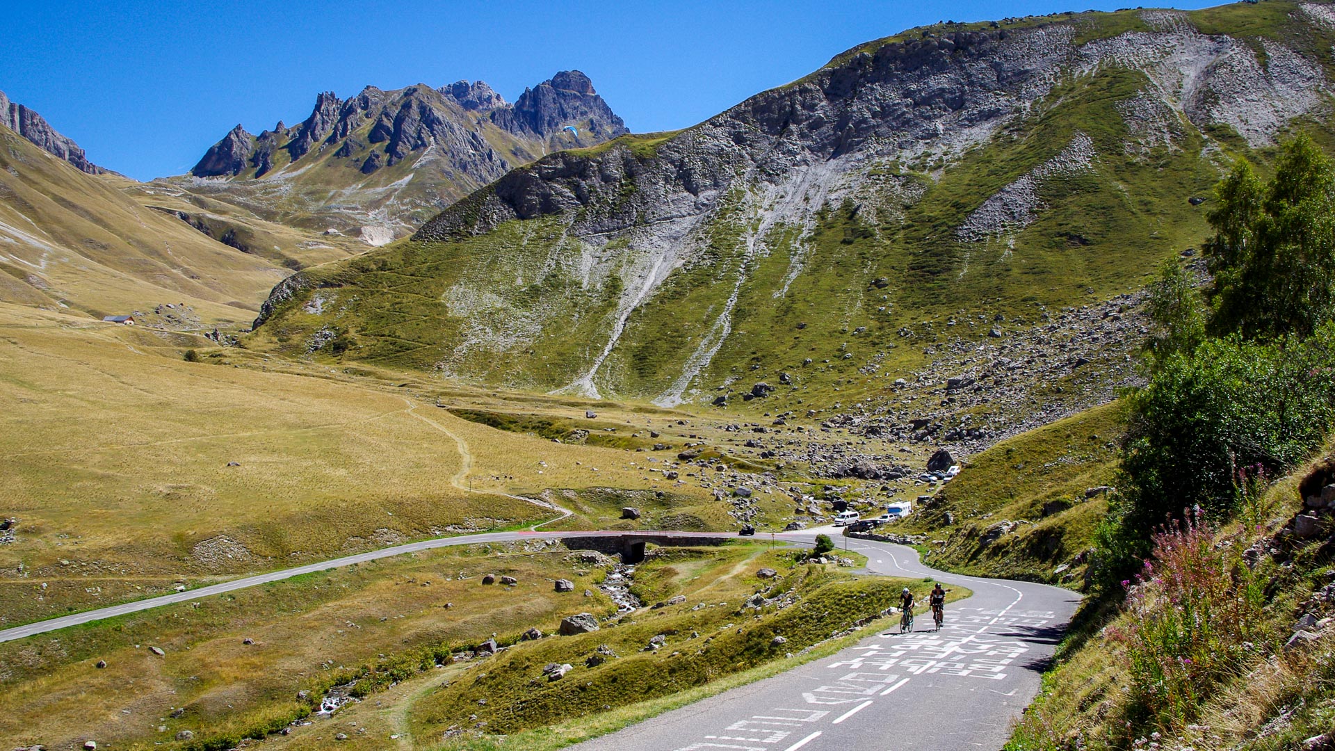 Rennradfahrer kurz hinter der berühmten Kurve des Plan Lachat im Anstieg zum Galibier