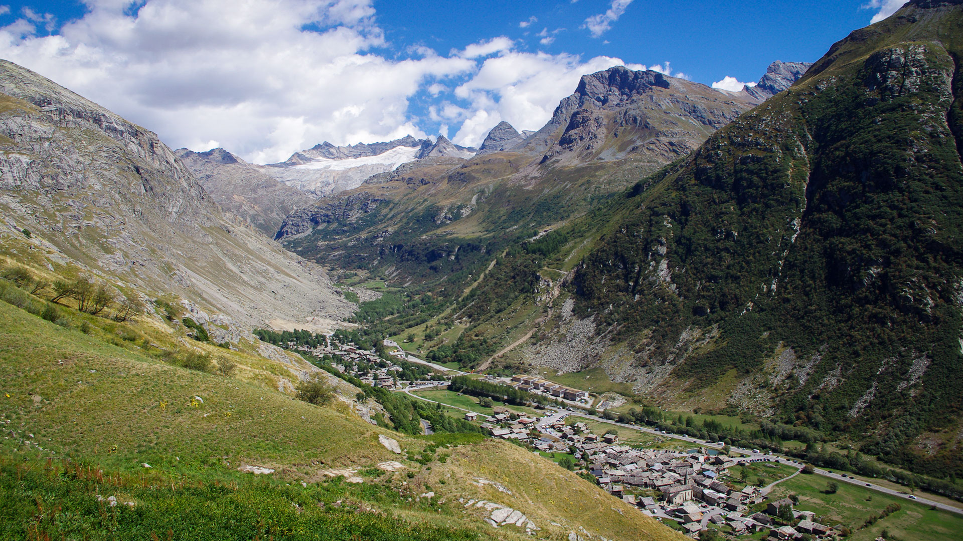 Blick auf Bonneval-sur-Arc in der Abfahrt vom Col de l'Iseran