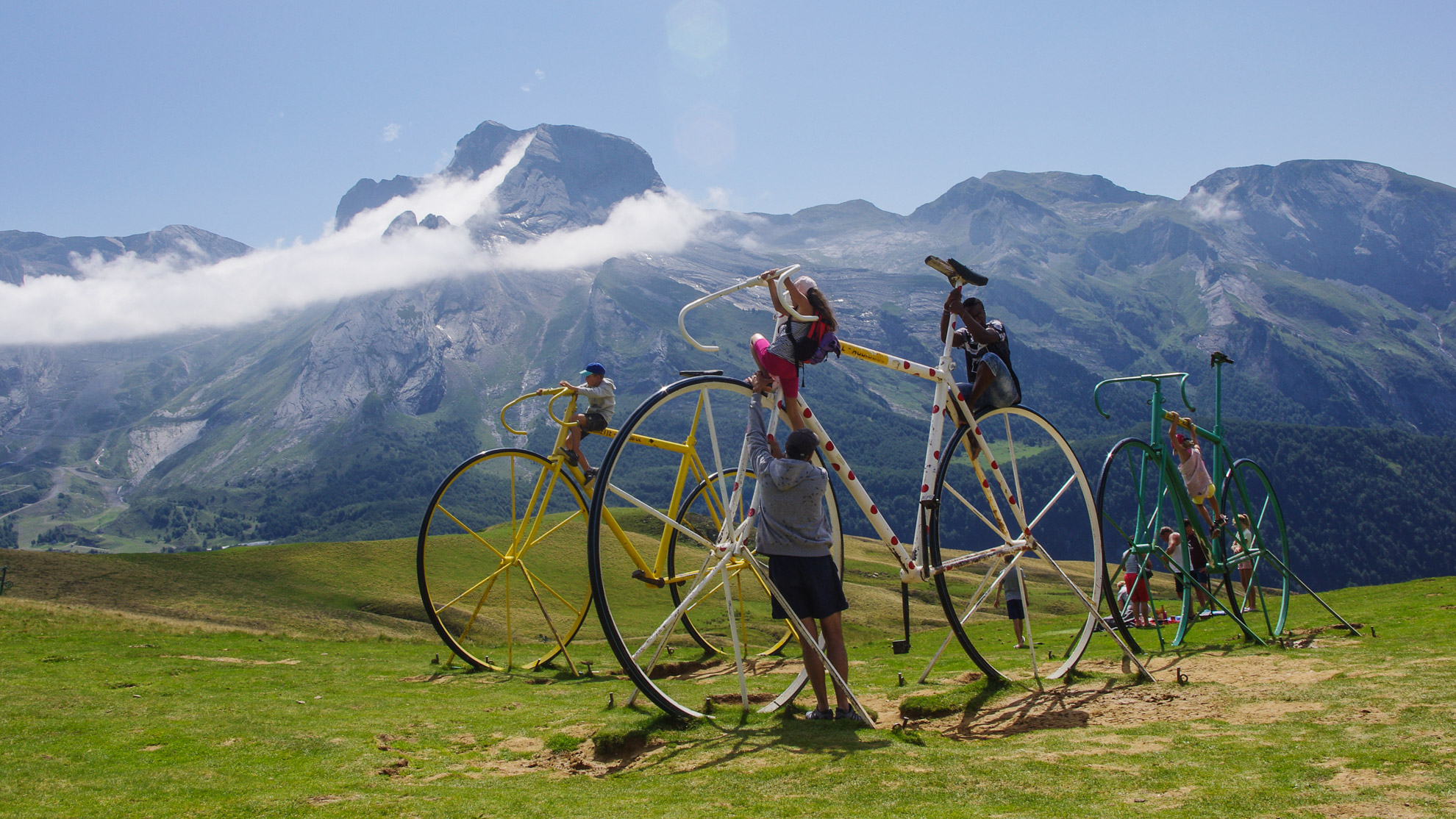 Gipfelglück mit Tour de France Atmosphäre am Col d'Aubisque