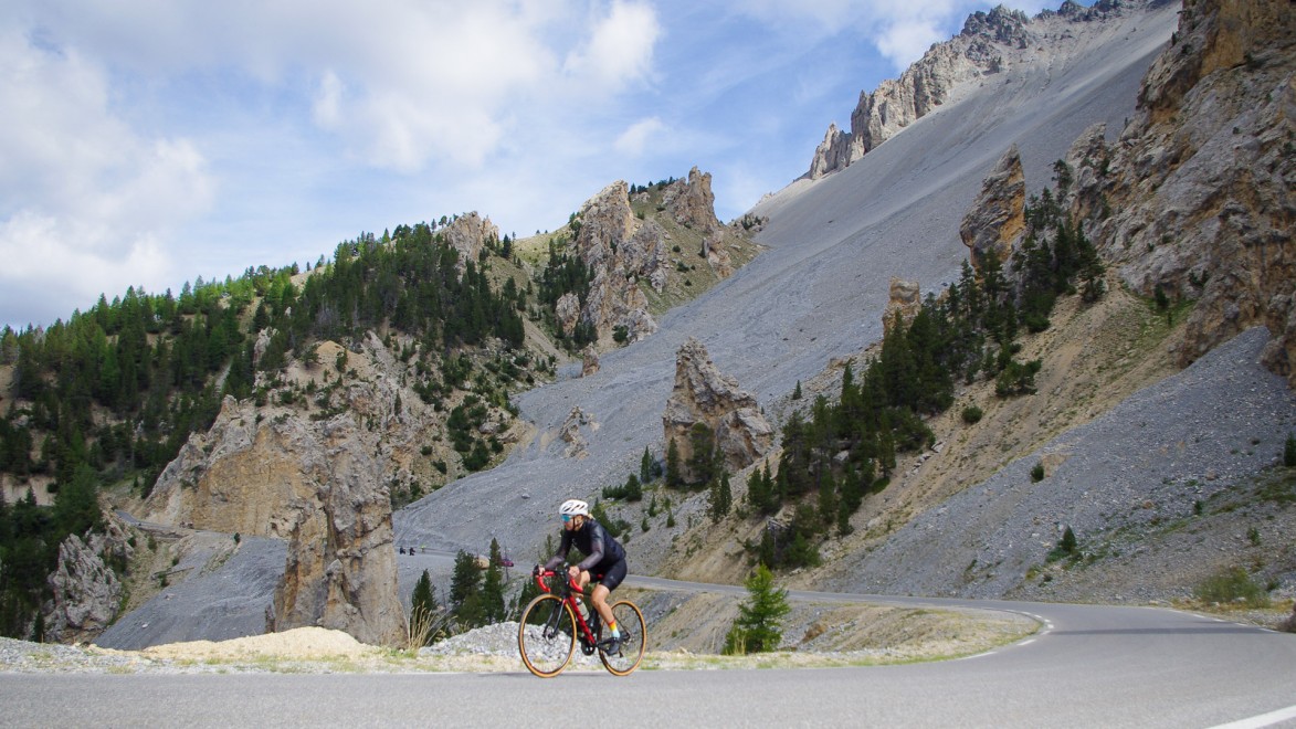Eine Radfahrerin im Col de l'Izoard und der berühmten Casse Déserte