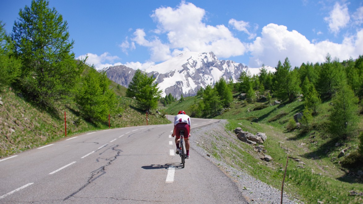 Ein Rennradfahrer auf der Straße des Col de Vars in den französischen Südalpen.