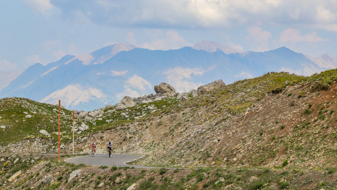 Zwei Rennradfahrer am Col de la Bonnette, dem höchsten Pass Frankreichs.