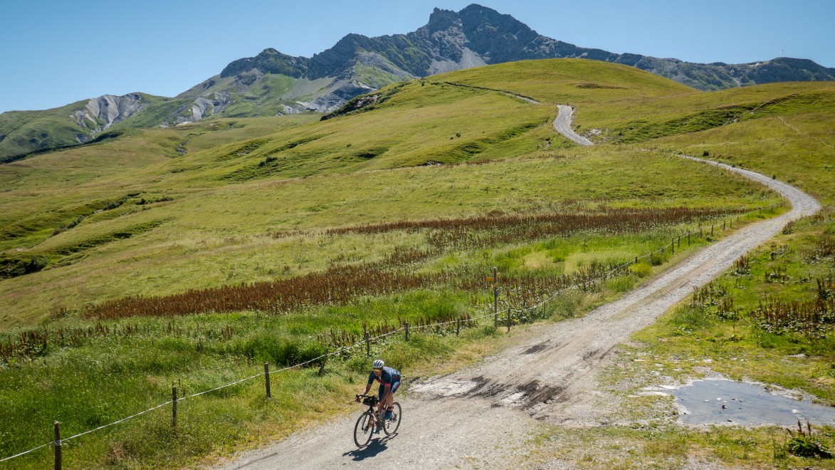 Gravelabfahrt zum Col de la Madeleine, vor dem Hintergrund des Cheval Noir