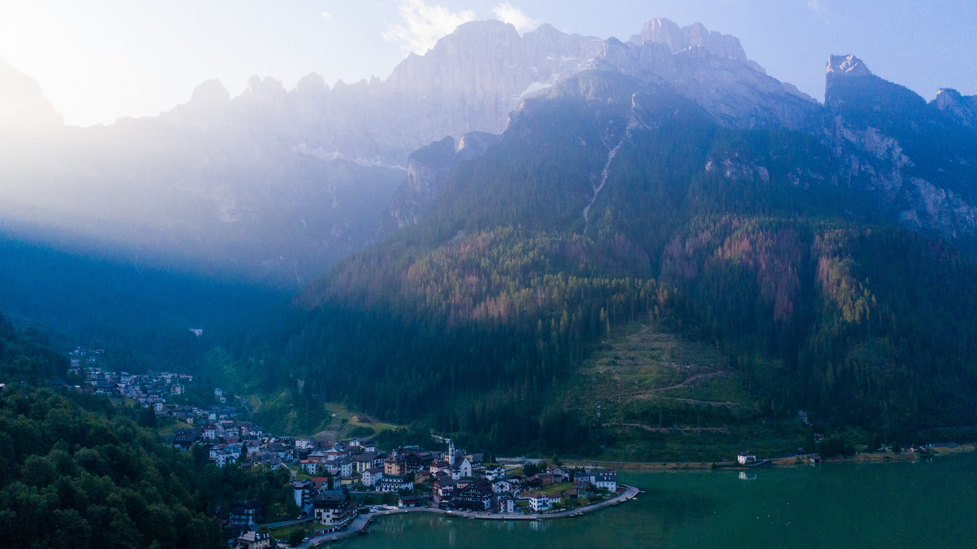 Alpine Morgenstimmung über unserem Etappenort Alleghe mit der Civetta im Hintergrund.