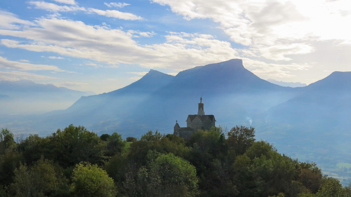 Die Kapelle des Mont Saint Michel und der Blick auf den Mont Granier vor einer Singletrail-Abfahrt.