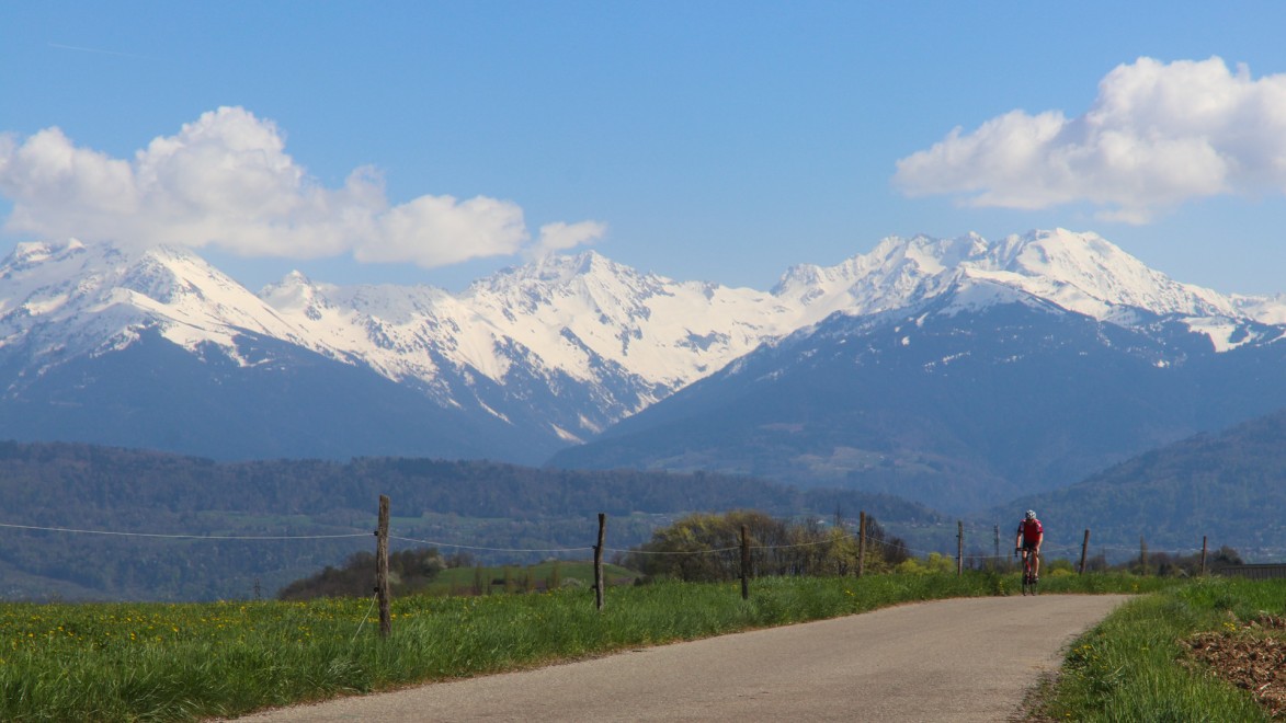 Rennradfahren mit der Belledonne-Kette im Hintergrund
