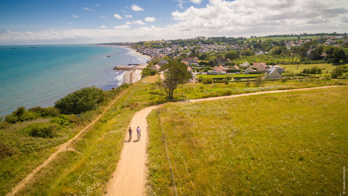 2 Radfahrer auf einem Weg entlang der Küste der Normandie
