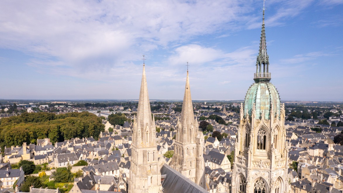 Blick von der wunderschönen Kathedrale Notre Dame de Bayeux