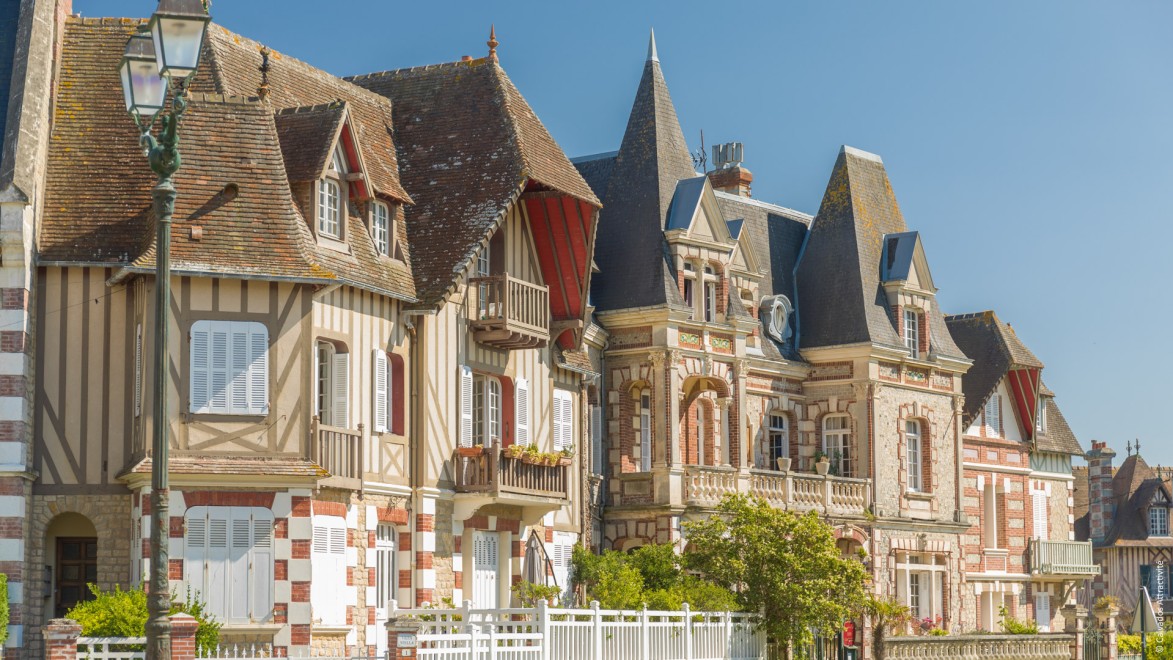 Typische Häusserfaçaden eines Seebads in der Normandie