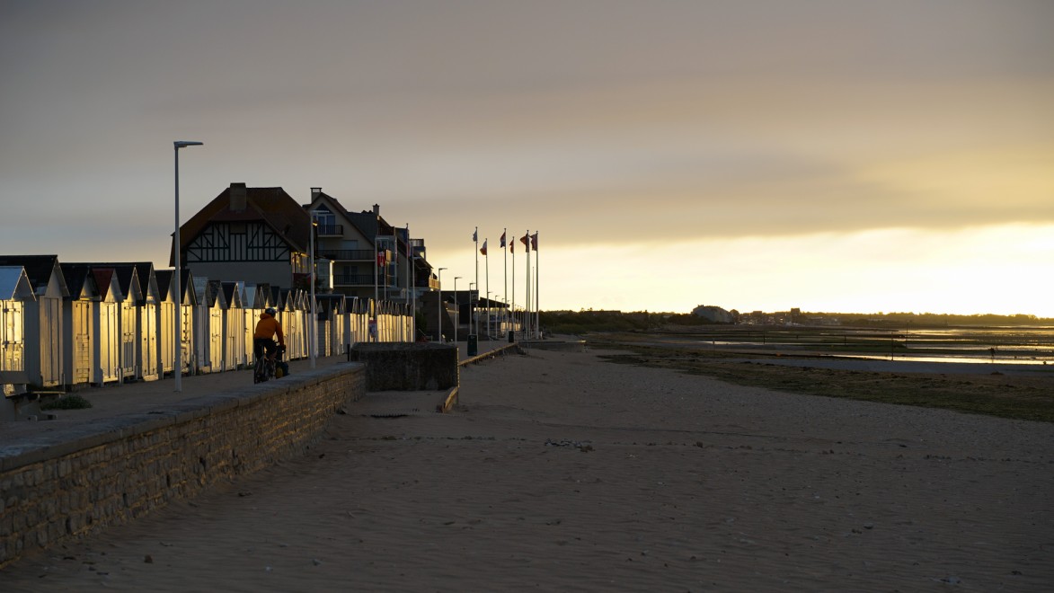 Abendstimmung an einem Strandbad in der Normandie