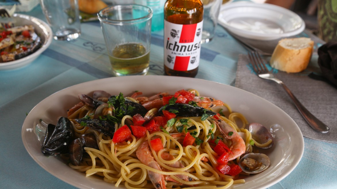 Nudeln mit Meeresfrüchten sardische Gastronomie