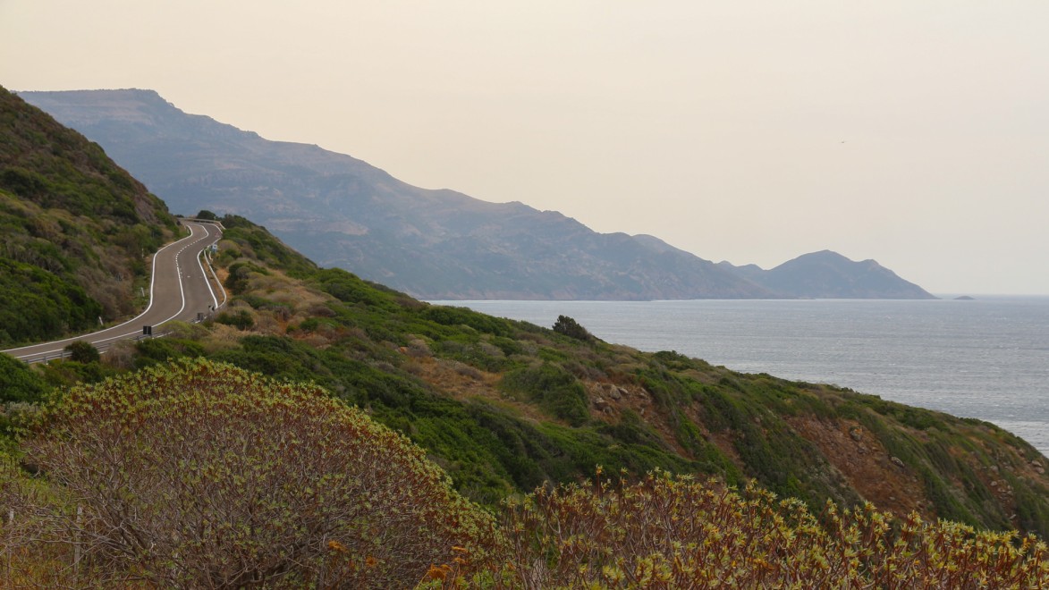 Rennradfahren am Meer auf Sardinien