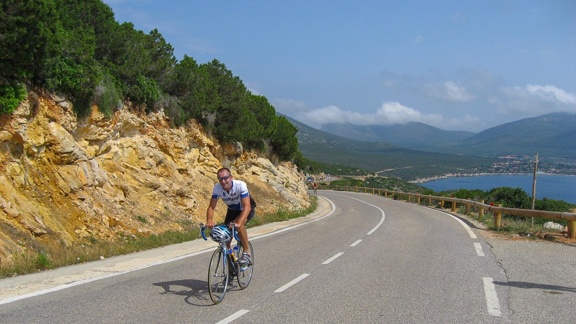 Radfahrer auf einer Balkonstrasse auf Sardinien