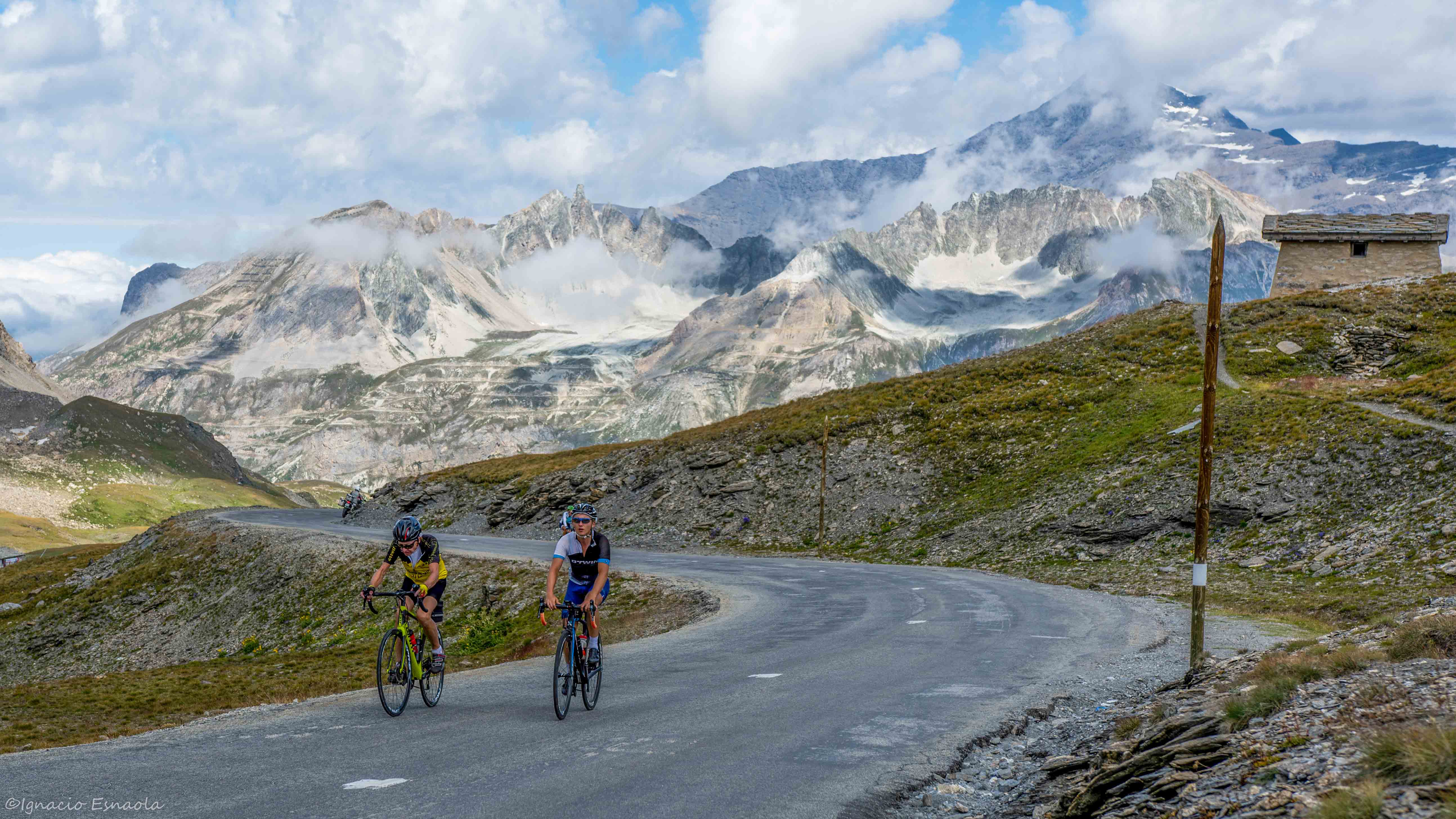 Auf den legendären Pässen der Tour de France.