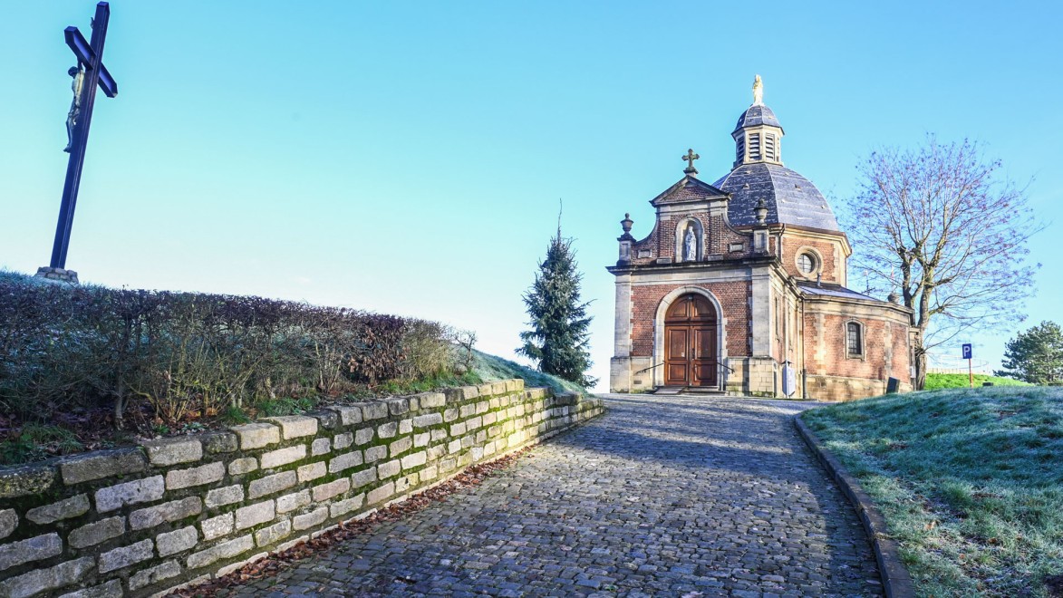 Die berühmte Mauer von Geraardsbergen und ihre Kapelle, ein Muss auf der Flandern-Rundfahrt