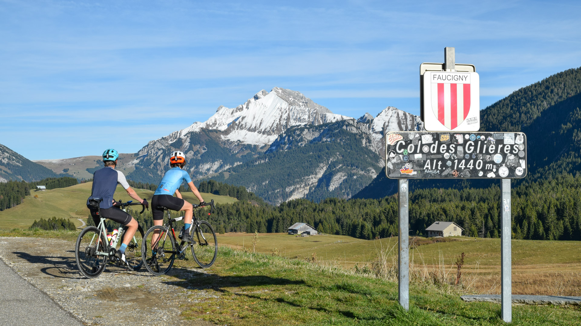 Zwei Rennradfahrer am Col des Glières in Hochsavoyen
