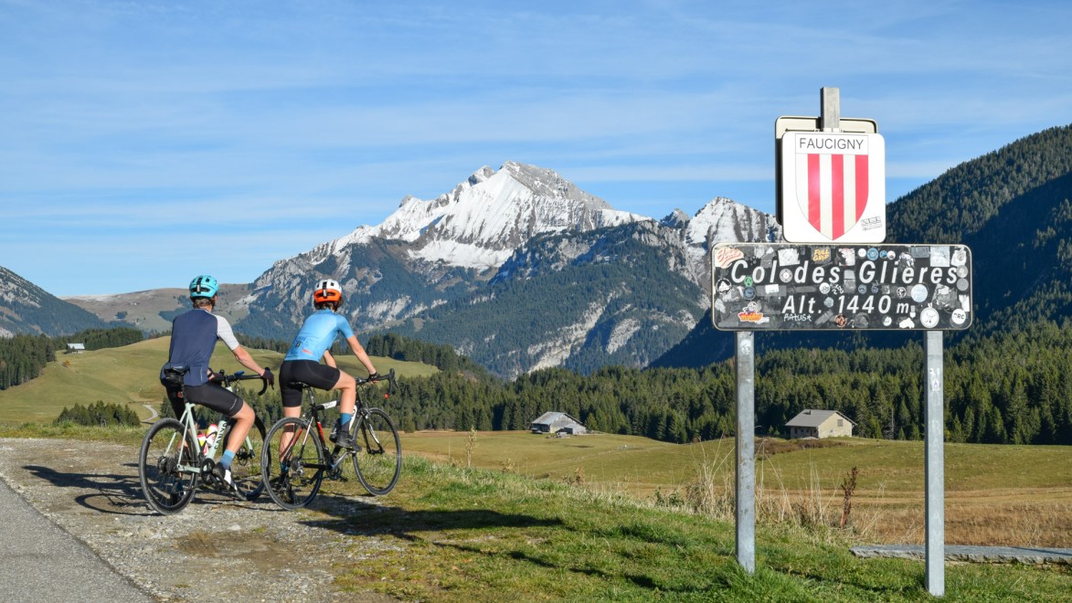 Zwei Rennradfahrer am Col des Glières in Hochsavoyen