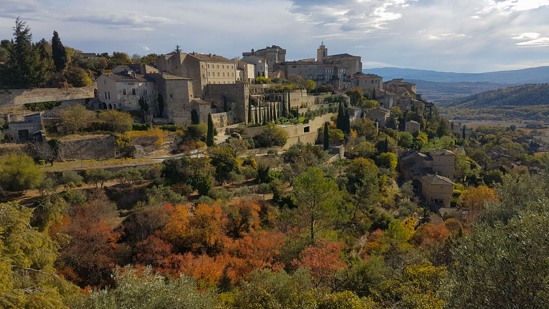 Das berühmte provenzalische Dorf Gordes, das auf einem Hügel thront.