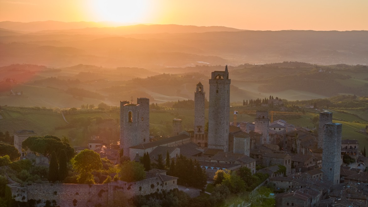 Die Stadt San Gimignano bei Sonnenuntergang, eine Stadt, die zum UNESCO-Weltkulturerbe gehört.
