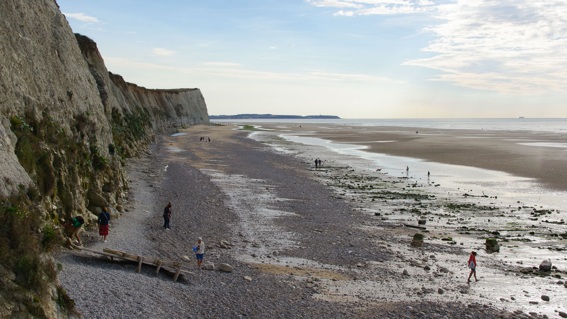 Der Blick auf den Strand und die Felsklippen des Cap Blanc Nez im Abendlicht.
