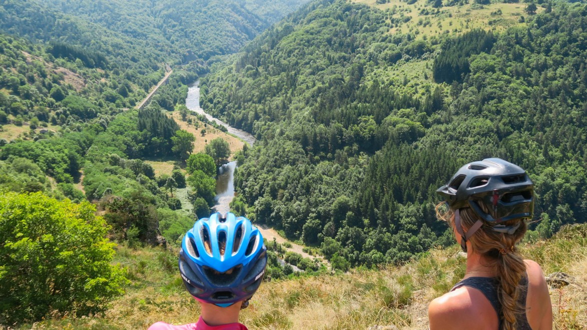 Blick zurück auf die Allier-Schlucht mit ihren grünen Mäandern.