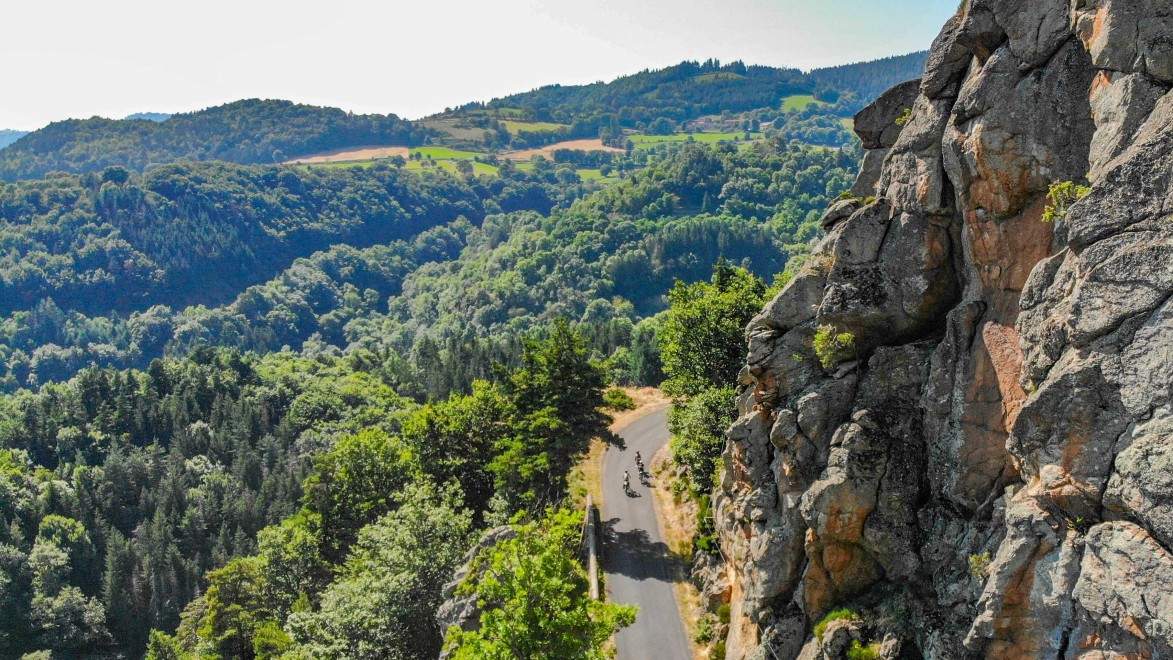 Beindruckende Granitfelsen oberhalb unserer Radroute durch die Allier-Schlucht.