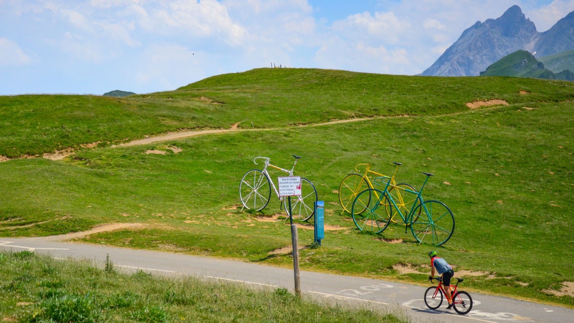 Ein Rennradfahrer erreicht den Gipfel des Col d'Aubisque in den französischen Zentralpyrenäen.