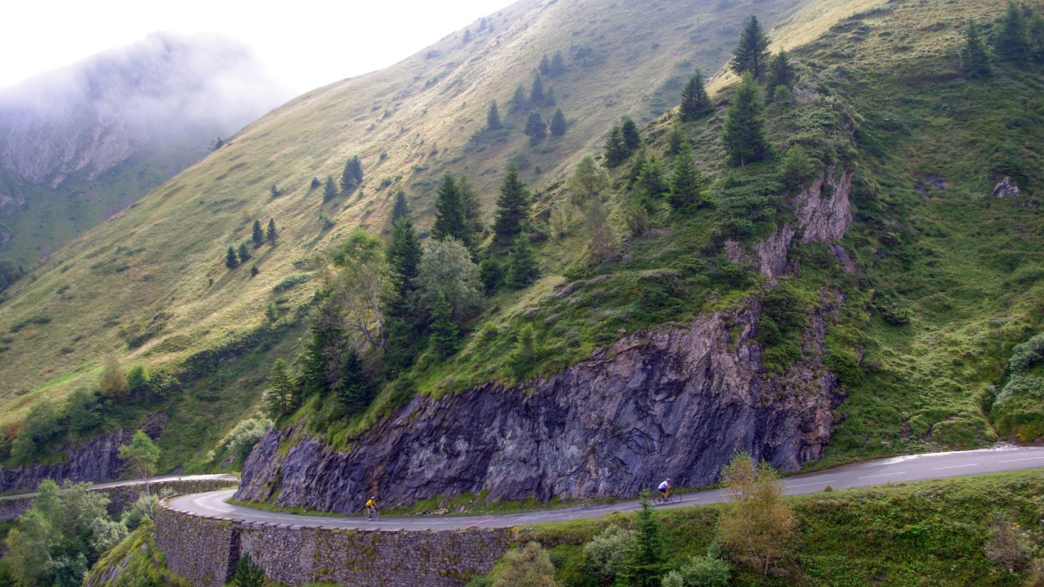 Zwei Rennradfahrer auf der Straße zum Col d'Aubisque in den Pyrenäen.