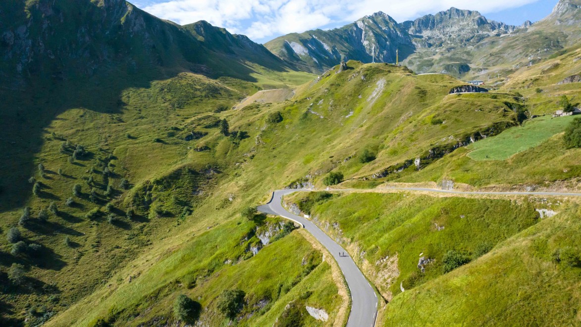 Rennradfahrer beim Aufstieg zur Bergstation Luz Ardiden.