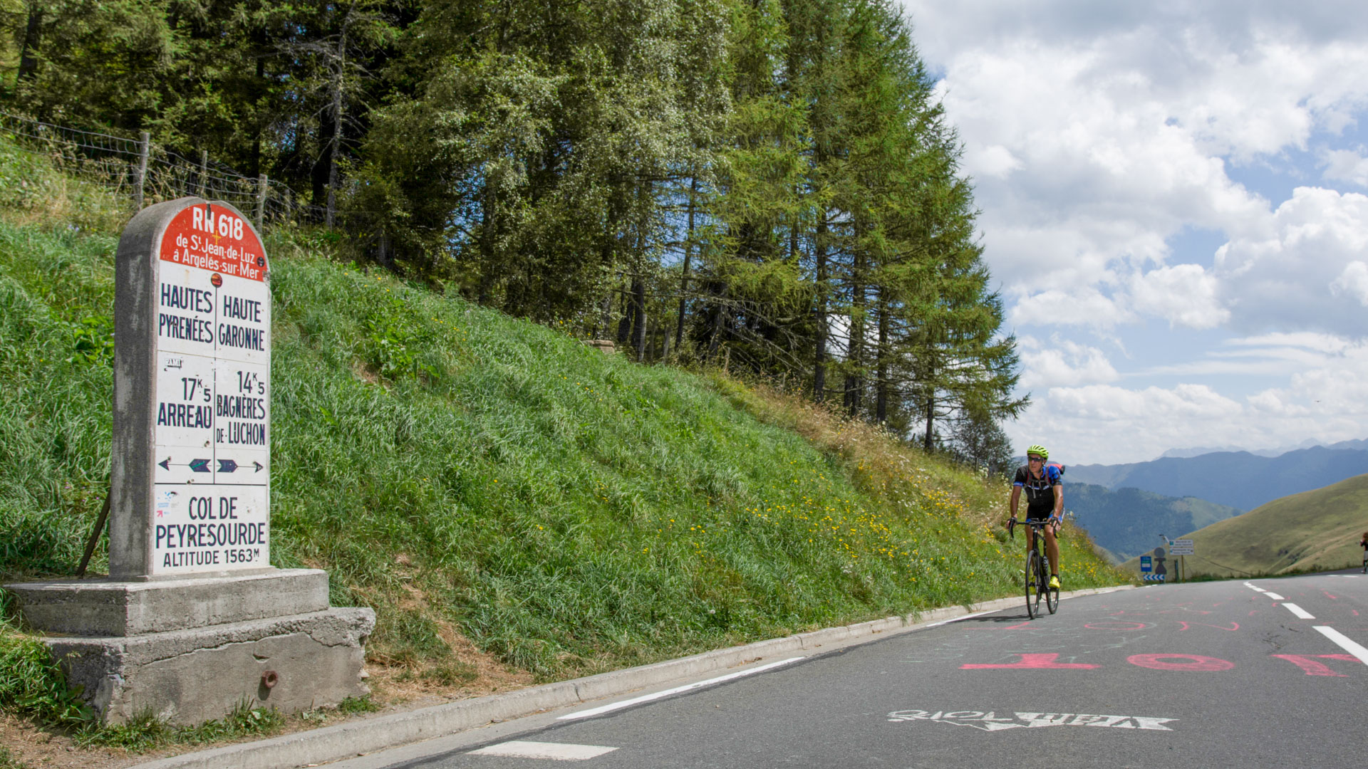 Rennradfahrer bei der Ankunft am Col de Peyresourde, der den Eingang zum Departement Hautes-Pyrénées darstellt.