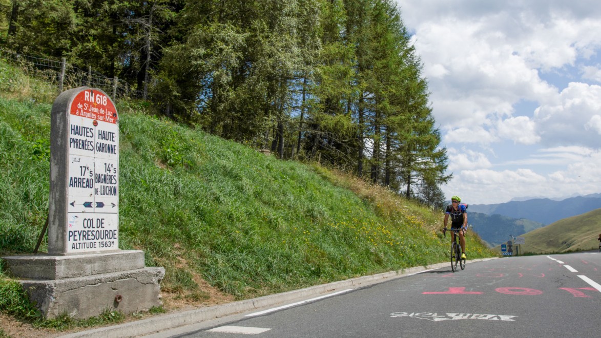 Rennradfahrer bei der Ankunft am Col de Peyresourde, der den Eingang zum Departement Hautes-Pyrénées darstellt.