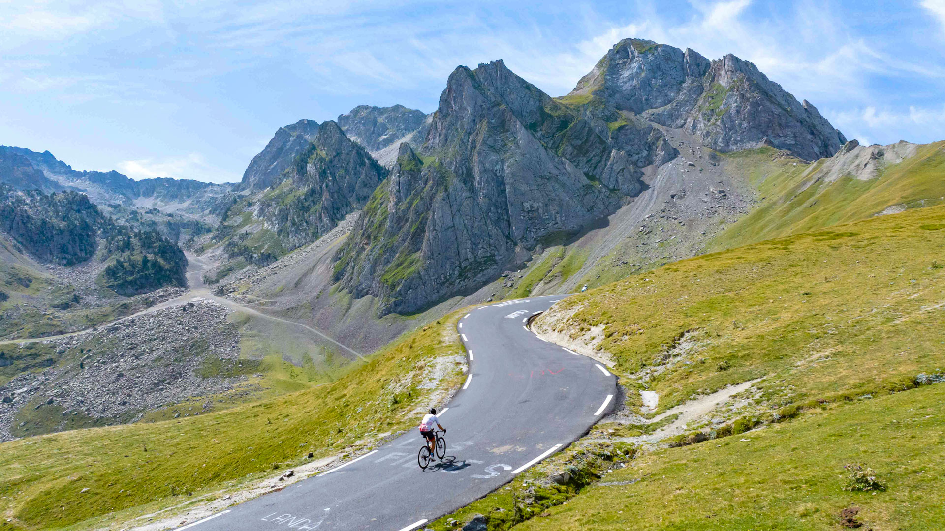 Rennradfahrer beim Aufstieg zum legendären Col du Tourmalet.