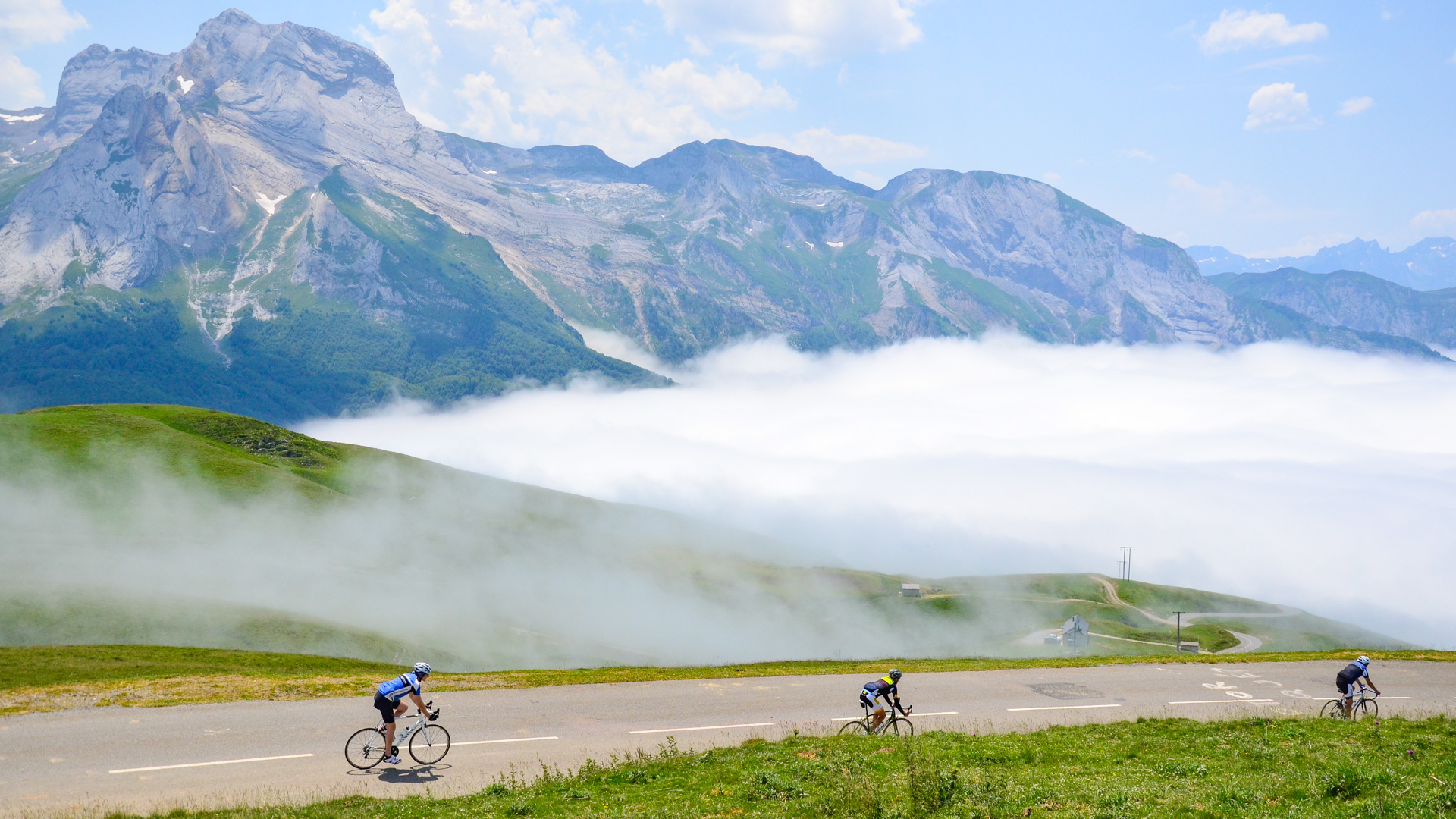 Drei Rennradfahrer auf der Straße zum Col d'Aubisque.