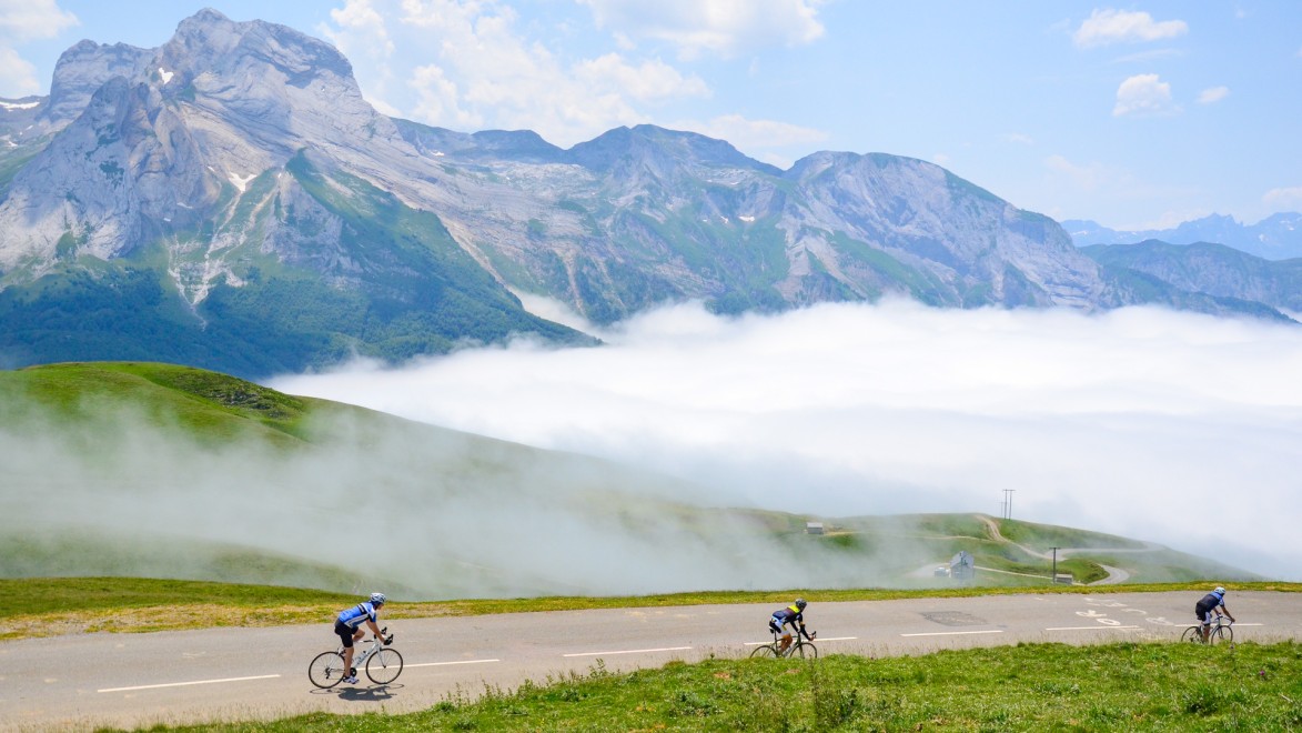 Drei Rennradfahrer auf der Straße zum Col d'Aubisque.