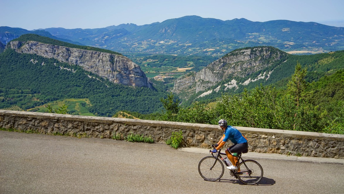 Radfahrer oberhalb der Nan-Schlucht im Vercors