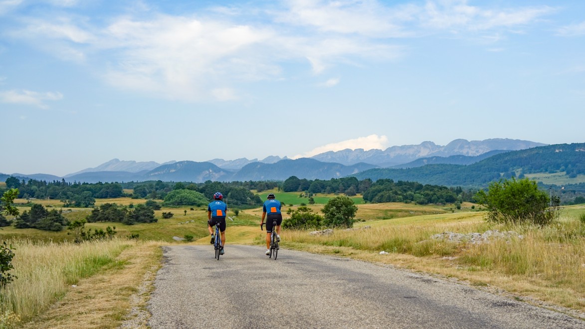Zwei Radfahrer auf einer kleinen abgelegenen Straße in der Nähe von Vassieux-en-Vercors
