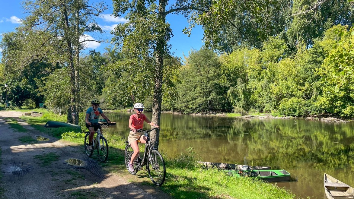 Ein Radfahrerpaar entlang der Dordogne