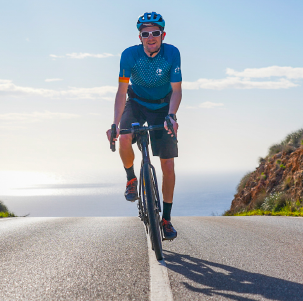 Gravel-Radfahrer mit dem Trikot von Vélorizons 