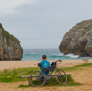 Gravel-Radfahrer bewundert den Atlantik in den spanischen Asturien
