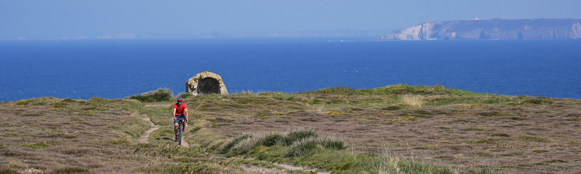 Gravel-Radfahrer auf einem Weg in der Nähe der bretonischen Klippen im Norden Finistère