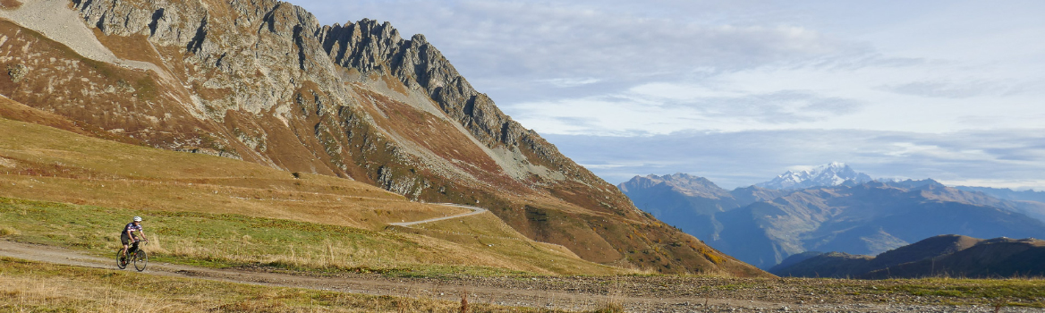 Ankunft am Pass in der Schweiz, auf der legendären Grande Traversée des Alpes