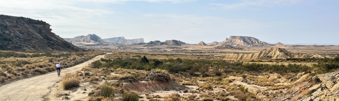 Gravelbiker in der Wüste Bardenas in Spanien