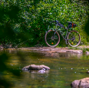 Gravelbike neben einem Fluss 