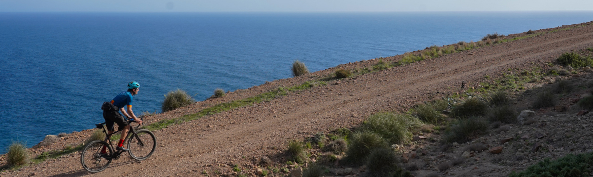 Gravel-Radfahrer auf einer Küstenstraße in Andalusien